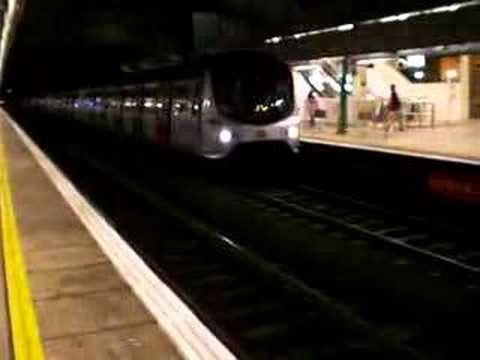 回廠列車 ( MLR ) 駛經港鐵粉嶺站