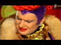 verka's view on new-rich ppl. her family is discovering the pleasures of a chic restaurant for the very first time...