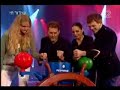 Uri Geller klebt sich Magnet an den Daumen