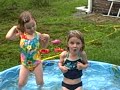 emma en leah in pool emma en leah in pool