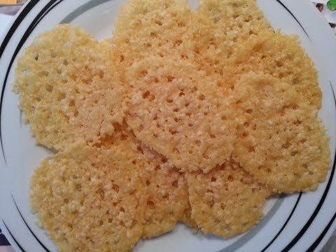 Thermifee - ca. 60 g Parmesan für 6 Sekunden bei Stufe 10 zerkleinern, Esslöffel-weise auf ein Backblech mit Backpapier geben und dann flach drücken. Für 8-10 Minuten be...