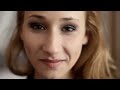 Czerwone Gitary - teledysk do piosenki ''Lecz tylko na chwilę'' Występują: Dorota Kuduk, Maciej Kurpiewski, Radosław Wikiera Scenariusz i rezyseria: Aneta Janusiak, Michał Burakowski Zdjęcia: Jakub Jakielaszek Produkcja: Inbornmedia Teledysk do najnowszego utworu Czerwonych Gitar powstał w czerwcu 2010 roku w Międzyzdrojach. Zdjęcia powstawały na terenie Folwarku Jagienki położonego w otulinie Wolińskiego Parku Narodowego, w Hotelu Aurora oraz w beach clubie Copacabana. 