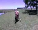 Haciendo wheelie con las motos