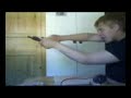 dummer junge mit waffe