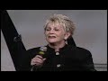 sheryl brady goes into a fit of rage, and the crowd still claps and cheers. what the heck?