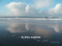 un matin de grande mar�e ...et toujours dans ces couleurs, du ciel de l'eau et de cette terre et ces reflets ... 
yann fanch kemener et didier squiban sur fond de 'ar martolod yaouank'
(le jeune matelot)une gavotte .

     ar martolod yaouank 

noz'ez kentan ma eured,me m'oe komandemant
dont da servir ar roue;ret e' be' an kontant!

dont da servirj ar roue da souten ar armo�
ha ma dousig fransizan, er ger, 'ra 'met gouelo.

��tevet, tevet, fransizan, tevet,na ouelet ket,
'benn daou pe dri ble' haman, me'deuy c'hoazh d'ho kwelet. 

'benn dou pe dri ble' haman,pe ar ber'r d'an hirran.
me a deuy c'hoaz,d'ho kwelet, ma dousig fransizan!'

tremenet'oe'n daou, an dri ble, ar be'rvet hag ar bempvet,
hag ar martolod yaouank 'dizroe ket d'ar c�'hontre .....

le premier soir de mes noces, j'eus commandement
d'aller servir le roi; il faut �tre content !

d�'aller servir le roi, de porter les armes,
mais ma douce fran�oise, � la maison, ne fait que pleurer.

��cessez, cessez, fran�oise, cessez, ne pleurez pas!
dans 2  ou 3  ans d'ici, je reviendrai encore vous voir.

dans 2  ou 3 ans de plus au 4 au plus,
je viendrai encore vous voir ma douce fran�oise !��

les 2  et 3  ans sont pass�s, le 4�me et le 5�me 
et le jeune matelot ne revenait pas au pays ....

et la 7eme ann�e
, le mjeune matelot ne revenant toujour pas ..fran�oise se fian�a et se maria 
et le jour du mariage , le matelot revint ..trop tard ...
il ne lui restait plus que le cidre de la noce pour arroser son retour ..