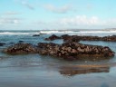 un matin de grande mar�e ...et toujours dans ces couleurs, du ciel de l'eau et de cette terre et ces reflets ... 
yann fanch kemener et didier squiban sur fond de 'ar martolod yaouank'
(le jeune matelot)une gavotte .

     ar martolod yaouank 

noz'ez kentan ma eured,me m'oe komandemant
dont da servir ar roue;ret e' be' an kontant!

dont da servirj ar roue da souten ar armo�
ha ma dousig fransizan, er ger, 'ra 'met gouelo.

��tevet, tevet, fransizan, tevet,na ouelet ket,
'benn daou pe dri ble' haman, me'deuy c'hoazh d'ho kwelet. 

'benn dou pe dri ble' haman,pe ar ber'r d'an hirran.
me a deuy c'hoaz,d'ho kwelet, ma dousig fransizan!'

tremenet'oe'n daou, an dri ble, ar be'rvet hag ar bempvet,
hag ar martolod yaouank 'dizroe ket d'ar c�'hontre .....

le premier soir de mes noces, j'eus commandement
d'aller servir le roi; il faut �tre content !

d�'aller servir le roi, de porter les armes,
mais ma douce fran�oise, � la maison, ne fait que pleurer.

��cessez, cessez, fran�oise, cessez, ne pleurez pas!
dans 2  ou 3  ans d'ici, je reviendrai encore vous voir.

dans 2  ou 3 ans de plus au 4 au plus,
je viendrai encore vous voir ma douce fran�oise !��

les 2  et 3  ans sont pass�s, le 4�me et le 5�me 
et le jeune matelot ne revenait pas au pays ....

et la 7eme ann�e
, le mjeune matelot ne revenant toujour pas ..fran�oise se fian�a et se maria 
et le jour du mariage , le matelot revint ..trop tard ...
il ne lui restait plus que le cidre de la noce pour arroser son retour ..