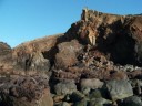 un matin de grande mar�e ...et toujours dans ces couleurs, du ciel de l'eau et de cette terre et ces reflets ... 
yann fanch kemener et didier squiban sur fond de 'ar martolod yaouank'
(le jeune matelot)une gavotte .

     ar martolod yaouank 

noz'ez kentan ma eured,me m'oe komandemant
dont da servir ar roue;ret e' be' an kontant!

dont da servirj ar roue da souten ar armo�
ha ma dousig fransizan, er ger, 'ra 'met gouelo.

��tevet, tevet, fransizan, tevet,na ouelet ket,
'benn daou pe dri ble' haman, me'deuy c'hoazh d'ho kwelet. 

'benn dou pe dri ble' haman,pe ar ber'r d'an hirran.
me a deuy c'hoaz,d'ho kwelet, ma dousig fransizan!'

tremenet'oe'n daou, an dri ble, ar be'rvet hag ar bempvet,
hag ar martolod yaouank 'dizroe ket d'ar c�'hontre .....

le premier soir de mes noces, j'eus commandement
d'aller servir le roi; il faut �tre content !

d�'aller servir le roi, de porter les armes,
mais ma douce fran�oise, � la maison, ne fait que pleurer.

��cessez, cessez, fran�oise, cessez, ne pleurez pas!
dans 2  ou 3  ans d'ici, je reviendrai encore vous voir.

dans 2  ou 3 ans de plus au 4 au plus,
je viendrai encore vous voir ma douce fran�oise !��

les 2  et 3  ans sont pass�s, le 4�me et le 5�me 
et le jeune matelot ne revenait pas au pays ....

et la 7eme ann�e
, le mjeune matelot ne revenant toujour pas ..fran�oise se fian�a et se maria 
et le jour du mariage , le matelot revint ..trop tard ...
il ne lui restait plus que le cidre de la noce pour arroser son retour ..