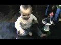 Bébé lache une caisse et ça lui fait peur xD