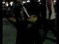bimbo che si strozza in publico