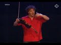 Jochem Meyer speelt een ongeluk na op zijn viool!