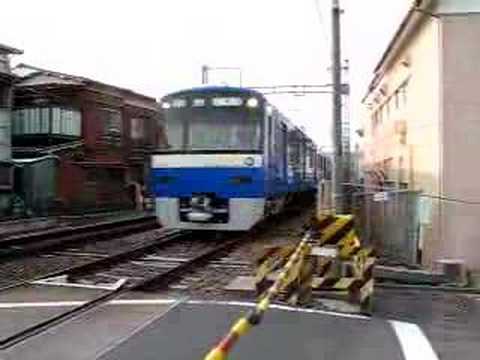京浜急行　杉田駅近くの踏切