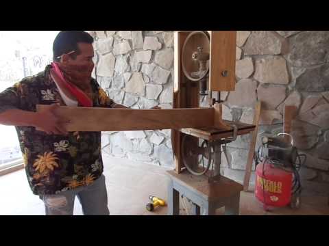 sierra casera - Sierra Cinta para corte de madera 100% casera. Muestra de cómo es que trabaja, y la forma en que está construída. http://www.hechoxnosotrosmismos.com/ Esta s...