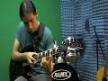 el guitarrista colombiano le�n arias calentando dedos en su casa antes de un ensayo con su banda.
amigos:tom abella andres alvarez jorge burbano