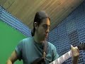 el guitarrista colombiano le�n arias calentando dedos en su casa antes de un ensayo con su banda.
amigos:tom abella andres alvarez jorge burbano