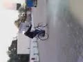 Fawzi trekt wheely op schoolplein