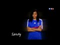 http://www.euro-foot-2008.com

pour l'euro 2008, grand corps malade a �crit un slam pour soutenir les bleus.

paroles :

le jour se l�ve sur notre histoire pour �clairer l'ensemble de notre parcours.
le jour se l�ve sur notre envie de montrer � tous que c'est � notre tour
d'assumer nos r�ves, d'en r�colter la s�ve, afin de remplir les plus belles pages
le jour se l�ve sur le besoin de laisser une trace de notre passage.
vous connaissez nos visages, on a pas besoin de se ressembler.
vous connaissez notre adage : on en envie de vous rassembler.
et si c'est vrai que l'union fait la force quand appara�t l'adversit�.
nous aurons un atout suppl�mentaire : celui de la diversit�.
avec toutes nos diff�rences, nous allons porter et d�fendre les m�mes couleurs.
avec fiert�, sans arrogance. dans les victoires et les douleurs.
le jour se l�ve sur notre histoire, on voit d�j� l'horizon s'�claircir.
le jour se l�ve sur notre espoir : vous r�unir pour r�ussir

on vit ensemble, on vibre ensemble.