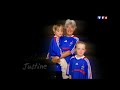 http://www.euro-foot-2008.com

pour l'euro 2008, grand corps malade a �crit un slam pour soutenir les bleus.

paroles :

le jour se l�ve sur notre histoire pour �clairer l'ensemble de notre parcours.
le jour se l�ve sur notre envie de montrer � tous que c'est � notre tour
d'assumer nos r�ves, d'en r�colter la s�ve, afin de remplir les plus belles pages
le jour se l�ve sur le besoin de laisser une trace de notre passage.
vous connaissez nos visages, on a pas besoin de se ressembler.
vous connaissez notre adage : on en envie de vous rassembler.
et si c'est vrai que l'union fait la force quand appara�t l'adversit�.
nous aurons un atout suppl�mentaire : celui de la diversit�.
avec toutes nos diff�rences, nous allons porter et d�fendre les m�mes couleurs.
avec fiert�, sans arrogance. dans les victoires et les douleurs.
le jour se l�ve sur notre histoire, on voit d�j� l'horizon s'�claircir.
le jour se l�ve sur notre espoir : vous r�unir pour r�ussir

on vit ensemble, on vibre ensemble.
