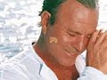 (Madrid, 1943) Cantante melódico español, considerado el intérprete español más popular internacionalmente de todos los tiempos. Récord de ventas en países tan dispares como la República Popular China o México, Julio Iglesias comenzó su carrera como vocalista cuando una lesión truncó su prometedor porvenir deportivo como portero del Real Madrid Club de Fútbol, a mediados de los sesenta. Los estudios de Derecho quedaron relegados poco a poco, especialmente a partir de 1968, cuando sorprendió a todos con su éxito al ganar el primer premio en el Festival de Benidorm con el tema La vida sigue igual. La racha continuó con Gwendoline (tema con el que representó a España en el Festival de Eurovisión), Un canto a Galicia y una serie de canciones que le llevan a las más altas posiciones de las listas europeas y de Latinoamérica. El interés del público de habla hispana de Estados Unidos animó a su compañía a editar sus trabajos en un mercado normalmente cerrado a artistas extranjeros que, sin embargo, acogió con los brazos abiertos al ídolo de medio mundo. A mediados de los setenta Julio Iglesias fijó su residencia en Miami (Florida) en un empeño definitivo de conquistar el mercado norteamericano. De la mano de Ramón Arcusa, miembro del Dúo Dinámico y ahora autor y productor de gran parte del material que aparece en sus grabaciones, prosiguió su escalada con aceptación creciente. En 1981 se confirmó como el primer intérprete español en encabezar la lista de singles en el Reino <b>...</b>