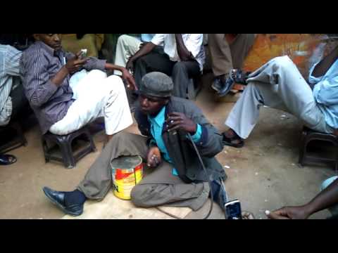 لوايطة - شاب مبدع في بلد اسمه السودان يبع في كل مكان ويرسم البهجة والابتسامه في وجه كل من يستمع اليه رغم انه فقير في المال الا انه غني بفنهه وادبه...