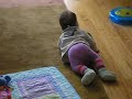 Никита начинает ползать