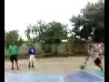 el colla asiendo un donkeo
