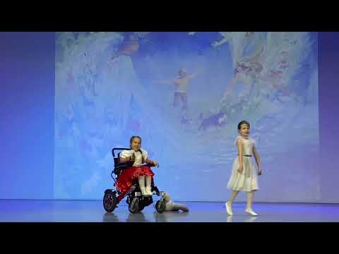 Катя Фукс и Янна Ровда инклюзивный танец "Смотри какая красота"