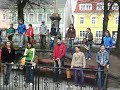 Friedberger Ministranten ratschen am Hauptplatz Friedberger Ministranten ratschen am Hauptplatz