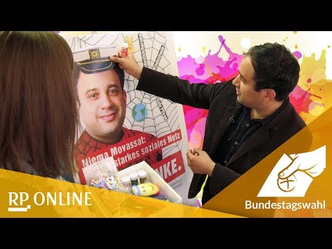 Kapitänsmütze und Glitzerwangen: Niema Movassat (die Linke) verschönert sein Wahlplakat