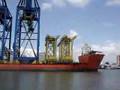 Navio Carregando Guindastes do Porto de Navegantes