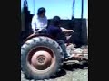 kevin y emi en el tractor