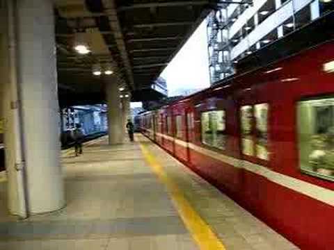 京急上大岡駅　普通電車が到着２