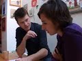 Monique Snoeijen leest nrc.next met Beau van Erven Dorens