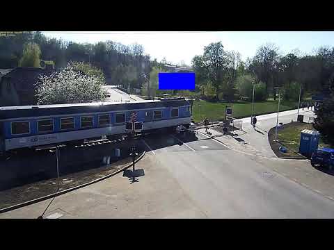 Motocyklista zagapił się i uderzył głową w szlaban na przejeździe kolejowym