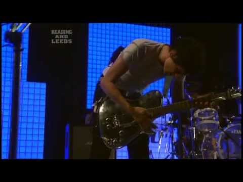 showbiz - Muse performing Showbiz at the Reading Festival in England on August 26th 2006. The following songs were broadcast : 01 - Knights Of Cydonia 02 - Hysteria 03...