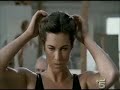 Manuela Arcuri si spoglia