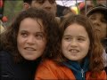 live @ concert laurette fugain
2007

lyrics also!


(un, dos, tres, cuatro) 
je suis une princesse  
je suis une princesse 
je suis une princesse

une robe assassine  
des talons trop  grands  
sur ma  bouche dessine  
tous mes d�sirs en brillant  

un parfum me vole  
mon autre, troublant  
cette envie qui me colle  
a la folie  comme un gant   

m�me apr�s minuit  
en terre inconnue  
danse et je te suis  
comme si j'�tais perdue 

loin de ces royaumes  
et ces contes de f�e  
toutes mes pages d�chir�es  

[refrain] 
moi je suis une princesse 
la reine  de ma rue   
oui je suis une princesse  
ennemie du temps perdu  
une femme � la  recherche  
a la recherche d'un aimant  
pour ma  peau  
pour danser mille et un tango  

ma robe assassine 
d�chir�e, se froisse 
sur ma bouche am�re 
je voudrais que tu m'embrasses 
nos jambes se croisent 
mon c?ur est  touch�  
nos corps s'apprivoisent  
la raison est en danger 

je suis une princesse 
royaume  inconnu  
oui je le confesse 
c'est un malentendu 
m�me si la vie blesse  
tous les contes de f�es  
laisse-moi t'emmener  

[refrain] 

je suis une princesse
carrosse avanc�
m�me si je n'suis pas celle
des contes de f�es
seule, je le confesse
comme en terre inconnue
je mets mon c?ur � nu  

[refrain] 

[ch?urs] 
danser comme on se d�fie
se m�tamorphoser
et s'arracher � sa vie
cambrer ne pas tomber
ne plus jamais s'arr�ter
attendre enfin
le r�ve et l'id�al
et si c'�tait le dernier bal

pour danser mille et un tango.