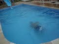 por de baixo d\