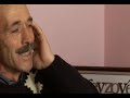 İnsanın ciğerlerine işleyen yanık mey seslerinin ustası o... Eskilerden, çok eskilerden bugüne taşınan nefesli çalgılar sanatının duayenidir. Bugünün Kürt toplumunda yazıp çizen, sanat üreten, politika yapan, kurumları yöneten ya da dünya ölçeğinde projelere imza atan neredeyse bütün nesil tanır onun kavalından çıkan çığlıkları... Neredeyse bütün Kürtler, akraba, komşu, her Perşembe akşamı radyonun başına toplaştığında onun ismini duymuştur. Bütün yetişkin neslin duygusundaki estetik hatıralara onun mey sesi kazılmıştır... O ise mütevazı, kendi halinde, alçakgönüllü ve asil bir yalnızlık içinde Erivan'da yaşıyordu. Ve Kürt müziğinin en önemli eserlerinde imzası bulunan Egîdê Cimo, ömrünün son baharında Amed'e geldi. Kendi adına düzenlenen dayanışma şenliğine katıldı. ANF'nin sorularını yanıtlayan Egîdê Cimo, yaşadığı deneyimin kendisi için unutulmaz olduğunu söylüyor. Kürtlerdeki tarih bilincinde dengbêj geleneğinin önemine de vurgu yapan Cimo, bu değerlerin günümüze taşınmasında çağdaş sanatçıların gösterdiği çabaları hayranlıkla izlediğini anlatıyor. Uzun yıllardır birlikte çalıştığı ses sanatçısı Feyzoyê Rizo ile birlikte Rusya'da yalnız kaldıklarını, oradaki Kürt sanatçıların Avrupa ya da Rusyanın başka bölgelerine dağılarak bireysel çalışmalar yürüttüklerini belirten Cimo, sanatsal faaliyetlerde de kurumlaşmanın önemli bir güç yarattığına inanıyor.http://firatnews.orgAjansa Nûceyan a Firatê