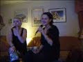 beppe och teten sjunger singstar, haha.