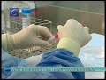 Especialistas de la Clínica de la Universidad de Navarra consiguen repigmentar determinadas áreas afectadasimplantando células epidérmicas del propio paciente, según un artículo publicado en la revista oficial de la Asociación Británica de Dermatólogos. Pamplona, 24 septiembre (CERES TV).-Una nueva técnica de terapia celular ha demostrado su eficacia en el tratamiento del vitíligo, según los resultados obtenidos en pacientes por un equipo de especialistas de la Clínica de la Universidad de Navarra. El procedimiento consiste en trasplantar células epidérmicas del propio paciente (células de la piel) de una zona pigmentada a determinadas áreas que aparecen despigmentadas. © 2008 CERES TELEVISIÓN NOTICIAS[+info]: http://www.cerestv.info[Permalink:] http://www.cerestv.info/noticias2008/general/2008092403.php[e-mail]: noticias@cerestv.esPeticiones:Teléf.902-885.666 • Fax: 902.885.869