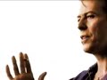 David Bowie le cuenta un chiste a Kurt Cobain