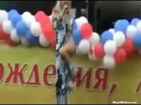 Cantante rusa se cae durante su actuación
