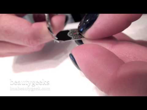 how to apply nail art