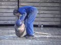 Omdat de bal minder massa heeft dan de carbid bus schiet de bal weg en blijft de bus op de grond liggen.