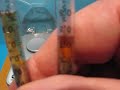 ein draht-st�ck (al) und ein nagelst�ck (fe) werden gewogen. in einem messzylinder aus einer 1-ml insulinspritze misst man das volumen durch wasserdr�ngung.