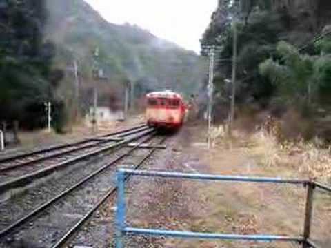 坪尻駅を出るキハ５８ ２９３＋キハ６５ ３４（国鉄色）