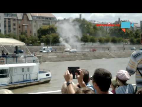 Hořící auto v Budapešti