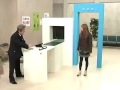 Se aproveitando da mulher ao passar pelo detector de metais - trecho de humor muito engraçado