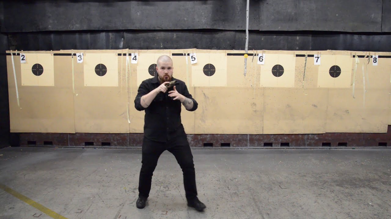 Asento 2 käden pistooliammunnassa